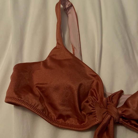 VICTORIA’S SECRET GOLD ROSE - Picture 2 of 5